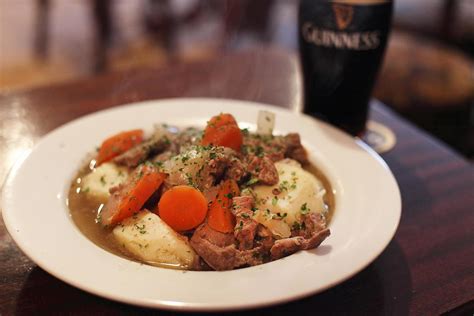  Stewed Beef Brisket with Potatoes: A Symphony of Tenderness and Rustic Charm!