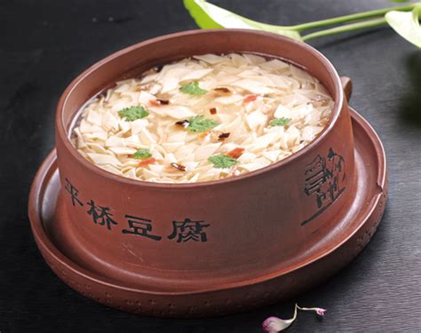  Huaiyang Tofu Soup: Can This Silken Delight Conquer Your Cravings with its Savory Depth and Refreshing Simplicity?