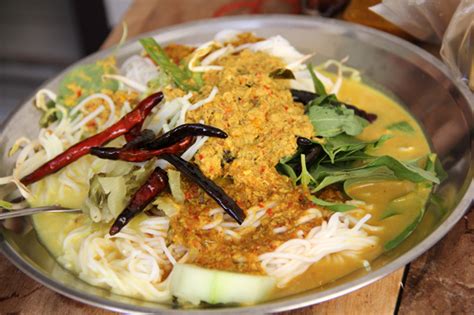 Khanom Jeen Sai Bua - A Tangy and Aromatic Journey Through Dipping Sauces!