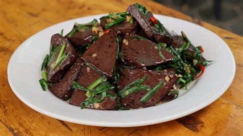  Spicy Stir-Fried Blood Tofu: An Adventurous Culinary Journey into Hunan's Savory Depth!