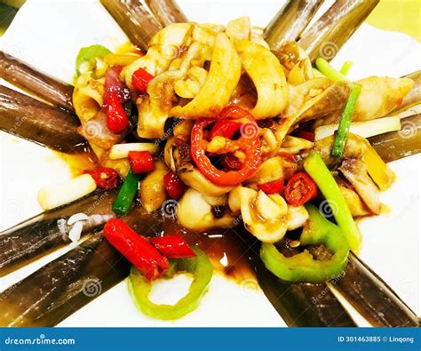 Spicy Stir-fried Razor Clams and Crispy Seaweed: A Symphony of Oceanic Flavors Await!